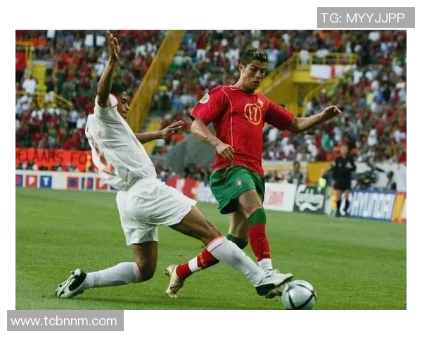 足球球星经典过人技巧解析：从梅西到C罗的精妙瞬间与战术运用