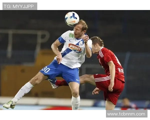 《从球场到人生舞台：高中英语课本中的足球巨星故事》